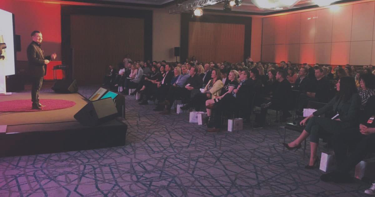 Artur Neumann als Speaker vor großem Publikum